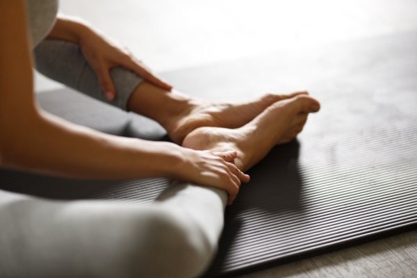 Let your body and mind calm down at night. Doing 5 yoga positions before going to bed can help improve sleep quality