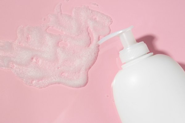 Should I use the shower gel almost finished and add water to continue using it? Food and Drug Administration reminds that it is easy to accelerate microbial breeding