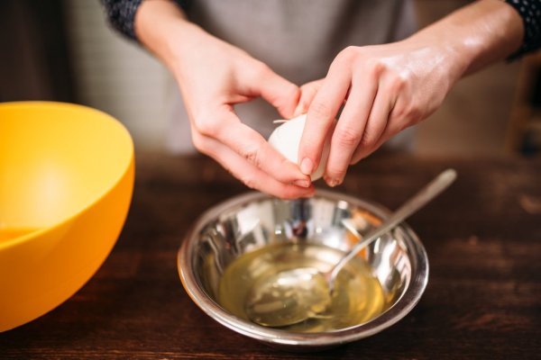 Knock the eggs with the edge of the bowl? There may be 2 food safety risks! The safest way to beat eggs with tutors