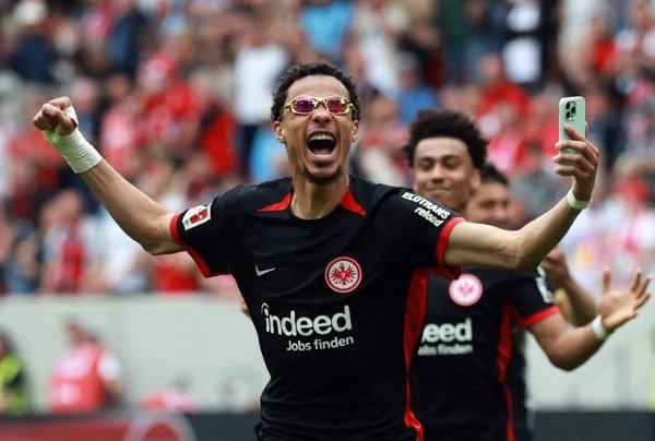 Reporter: Frankfurt s valuation of Ekitic is still 100 million euros, and Chelsea and Liverpool are competing