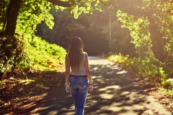 Going backwards can help you maintain health and health. 3 benefits and how to practice safely at once