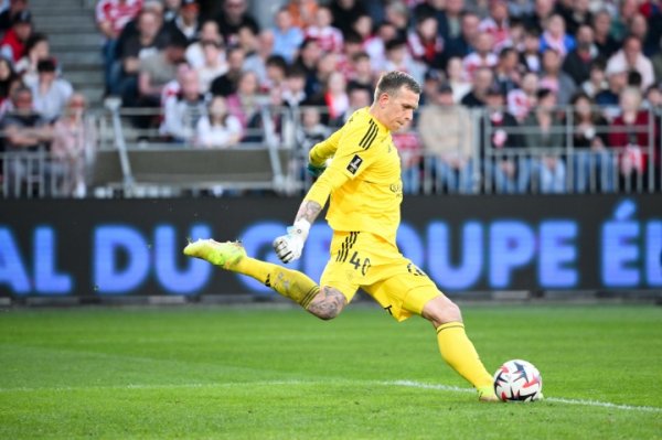 Sky Sports: Villa is close to signing Brest goalkeeper Bizzot and will serve as the team s No. 2 goalkeeper