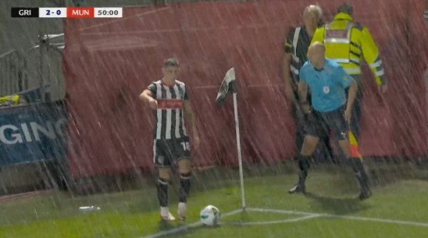 The weather suddenly changed! Manchester United just started the second half and it started heavy rain